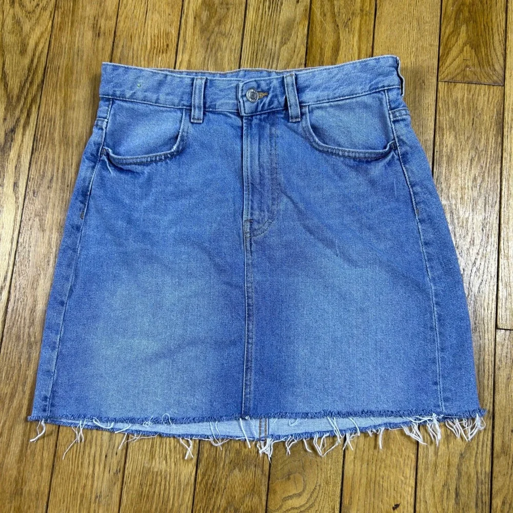 H&M &Denim Blue High Waisted Raw Hem Mini Skirt Size 6 Cotton 06881059